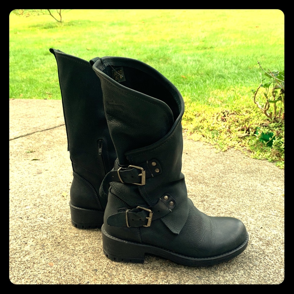 Leather black boots